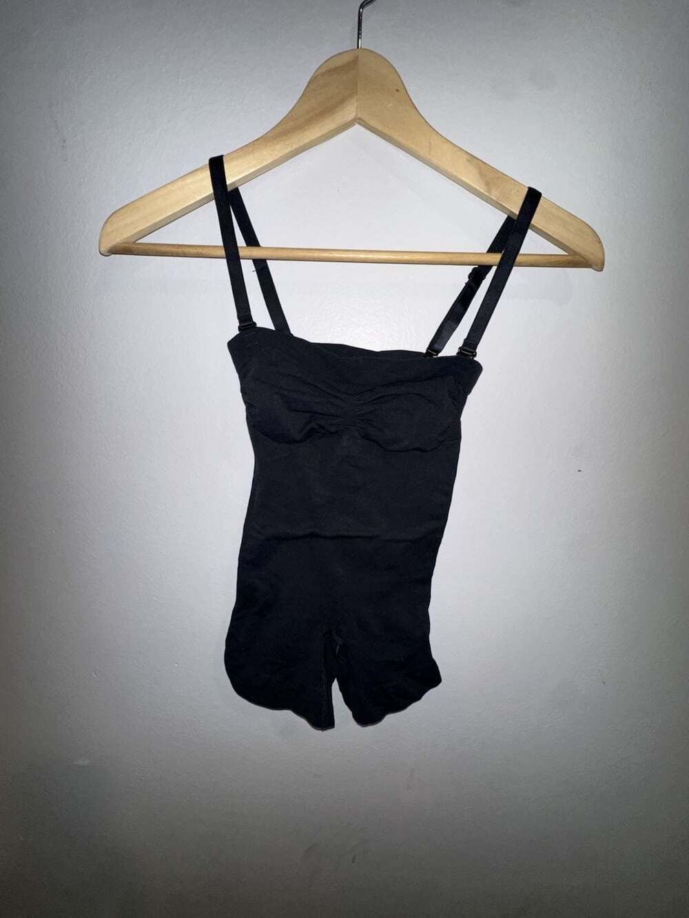Skims Women's Seamless Body Shapers (Bundle of 3) Size M but fits like a Sm.